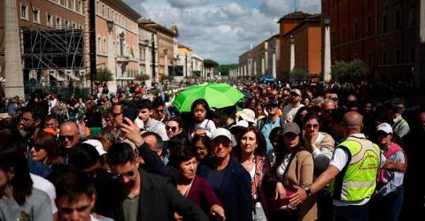 Huge crowds pack Vatican for last day of Pope’s lying in state