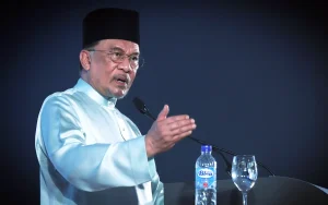 I could replace Azam tomorrow, but no one is as brave, says Anwar