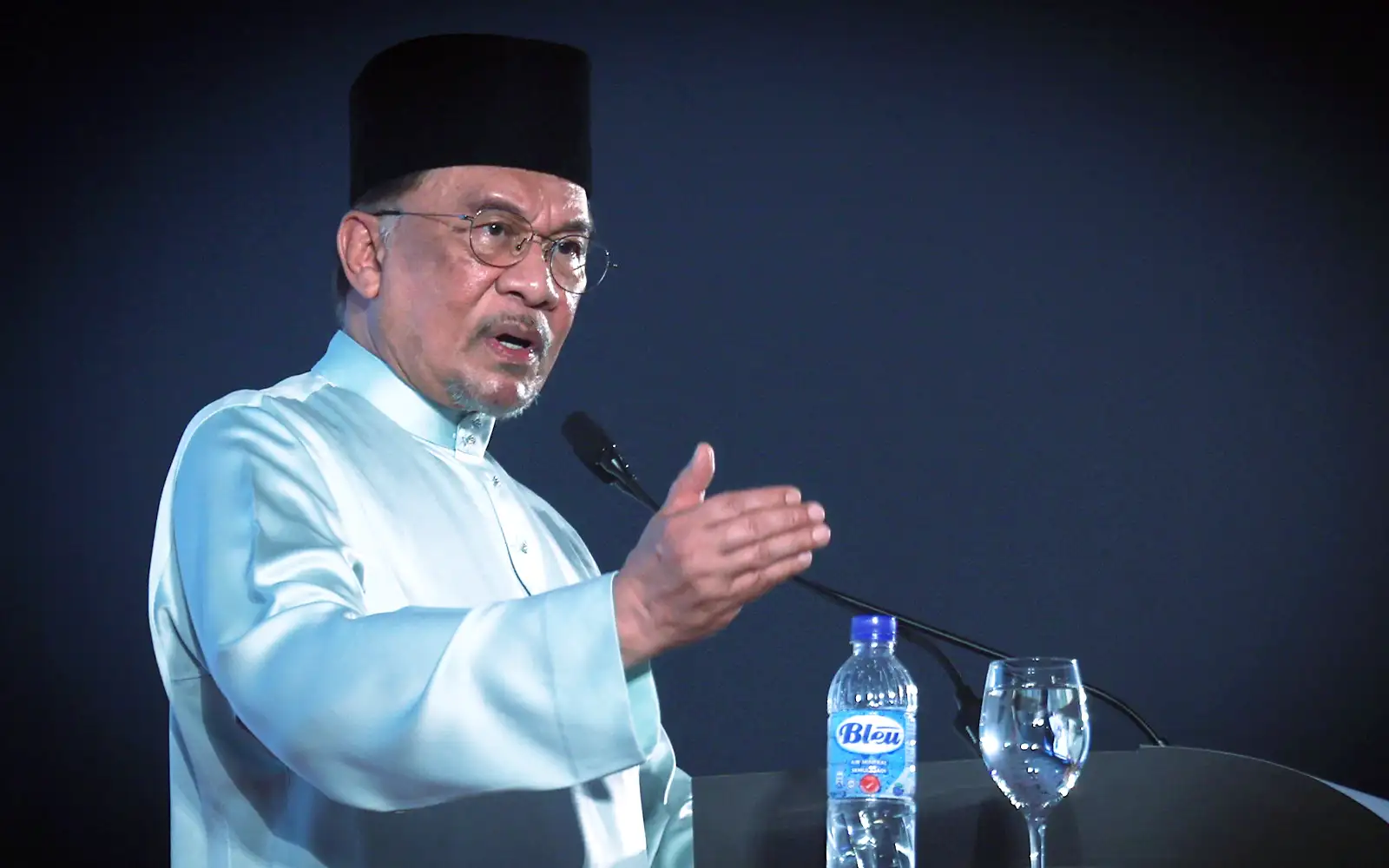 I could replace Azam tomorrow, but no one is as brave, says Anwar