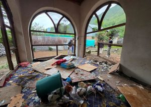 India and Pakistan accuse each other of attacks, tourists flee