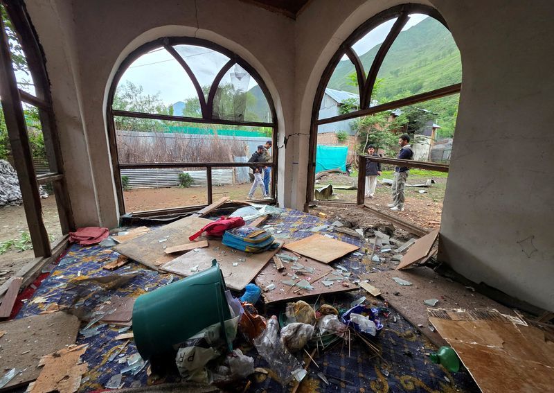 India and Pakistan accuse each other of attacks, tourists flee