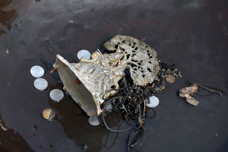 India’s river divers risk health in search for hidden treasures