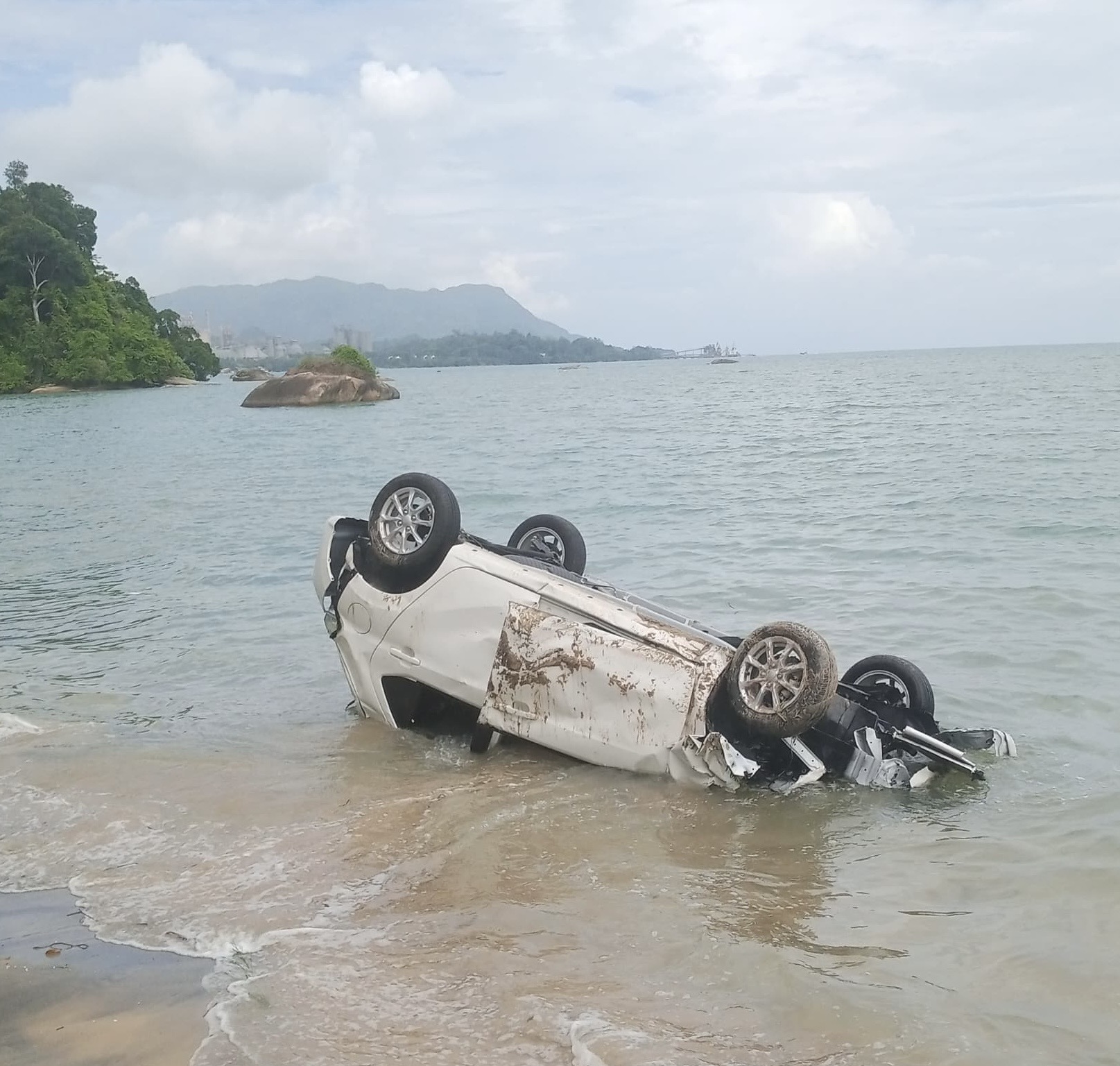 Kereta dipandu kakitangan hotel terjunam ke dalam laut