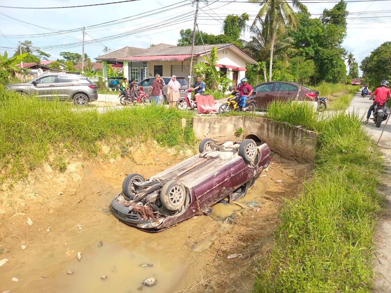 Kereta jatuh tali air, peniaga merangkak selamatkan diri