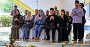 Kosovo president pays respects at Tun Abdullah's grave
