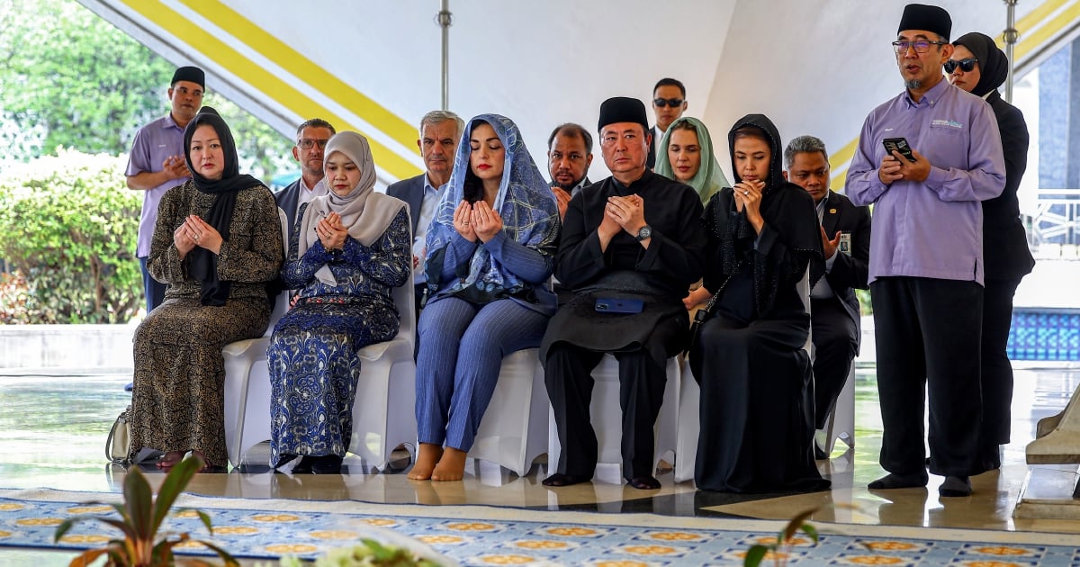 Kosovo president pays respects at Tun Abdullah's grave