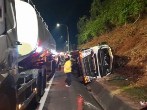 Lori tangki bawa 45,000 liter petrol terbalik