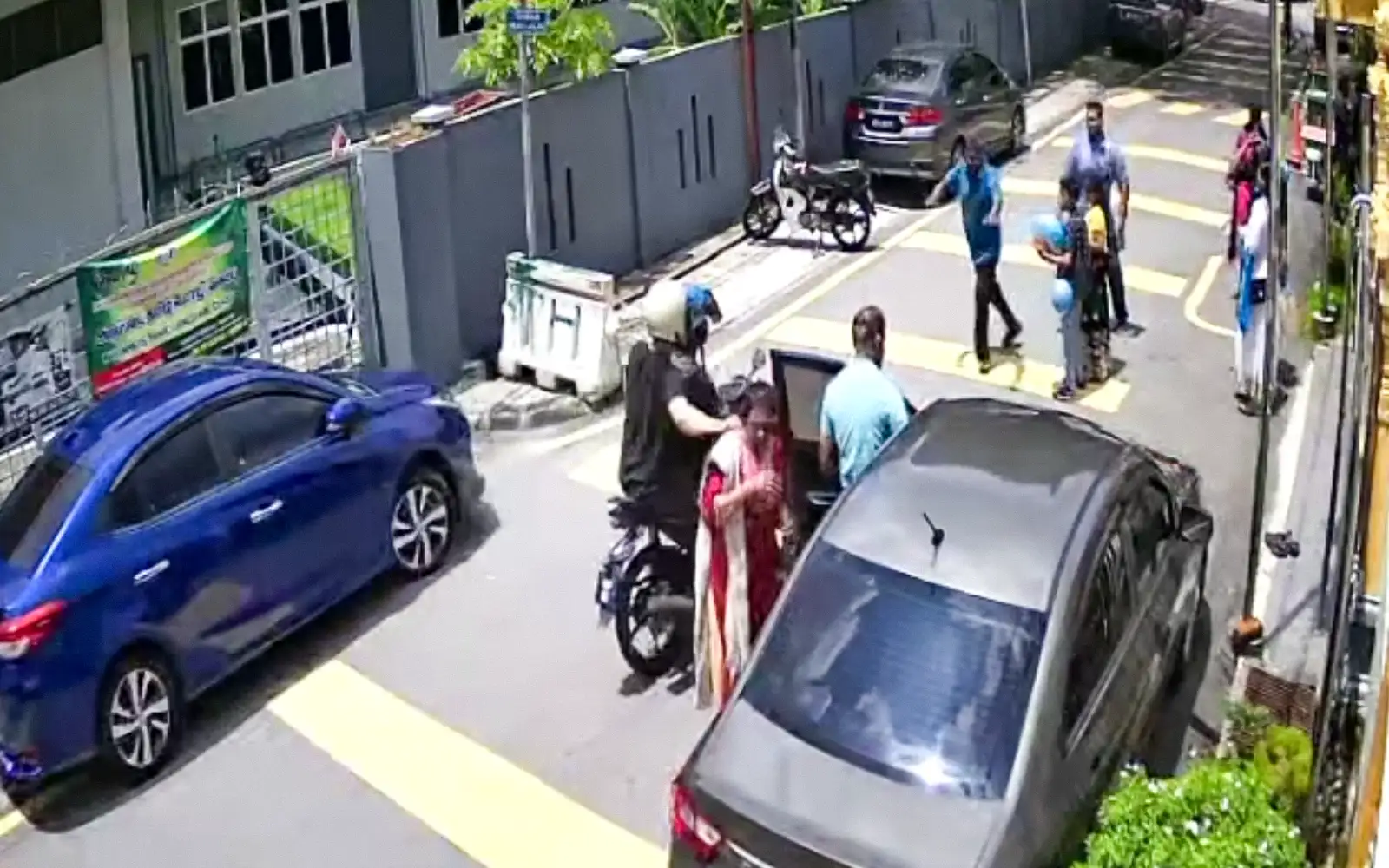 Man hurt trying to stop snatch thieves outside Kampung Pandan temple