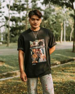 Motif wau bulan, enggang, bunga kantan hiasi baju T