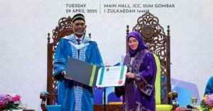 Muizzu gets honorary PhD in Islamic leadership, MADANI growth