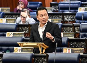Nik Nazmi pula lepaskan jawatan menteri