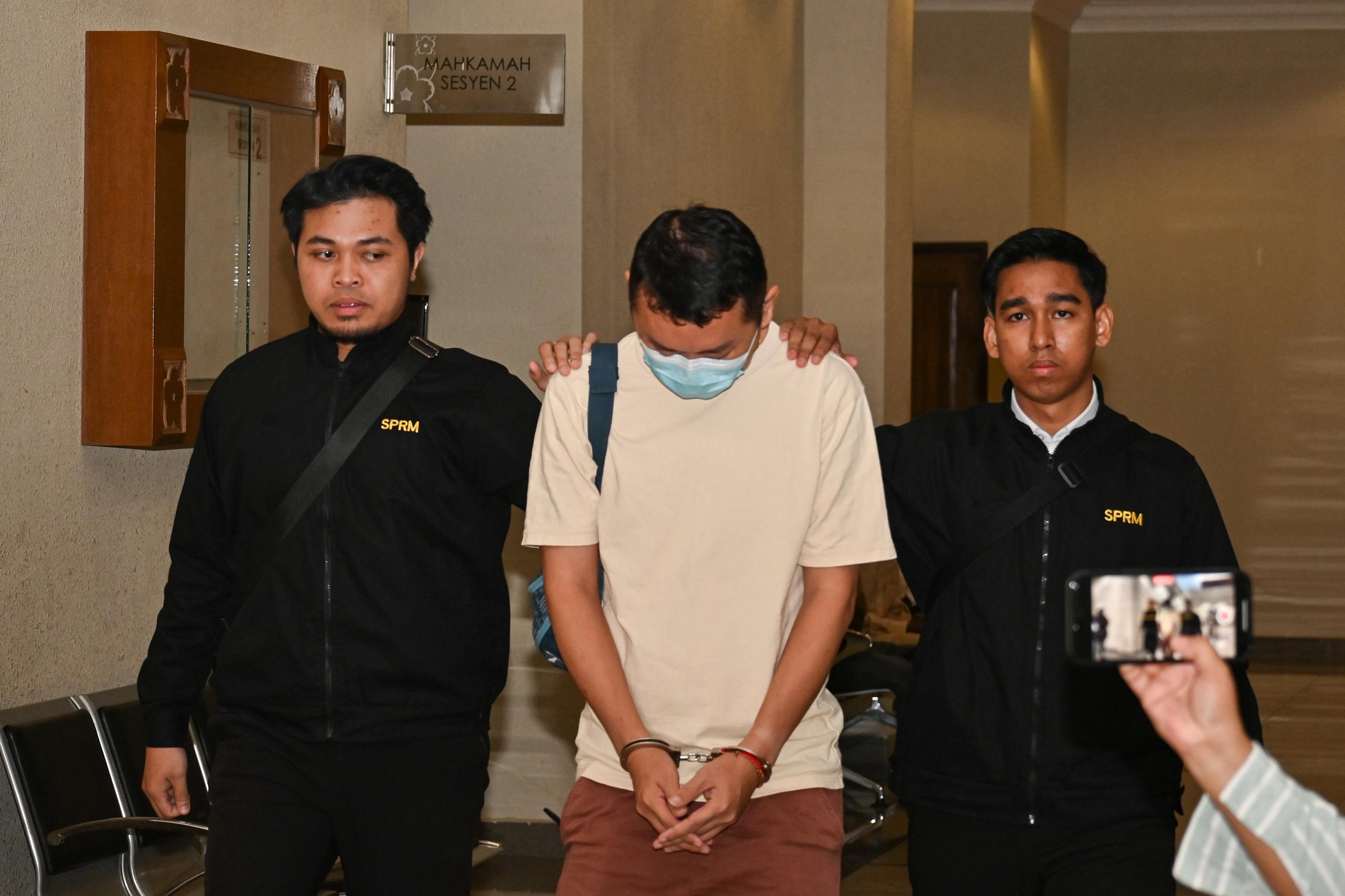 Pembantu kedai didakwa beri rasuah RM1,500 kepada anggota polis