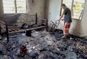 Pemotong rumput tinggal sehelai sepinggang rumah terbakar
