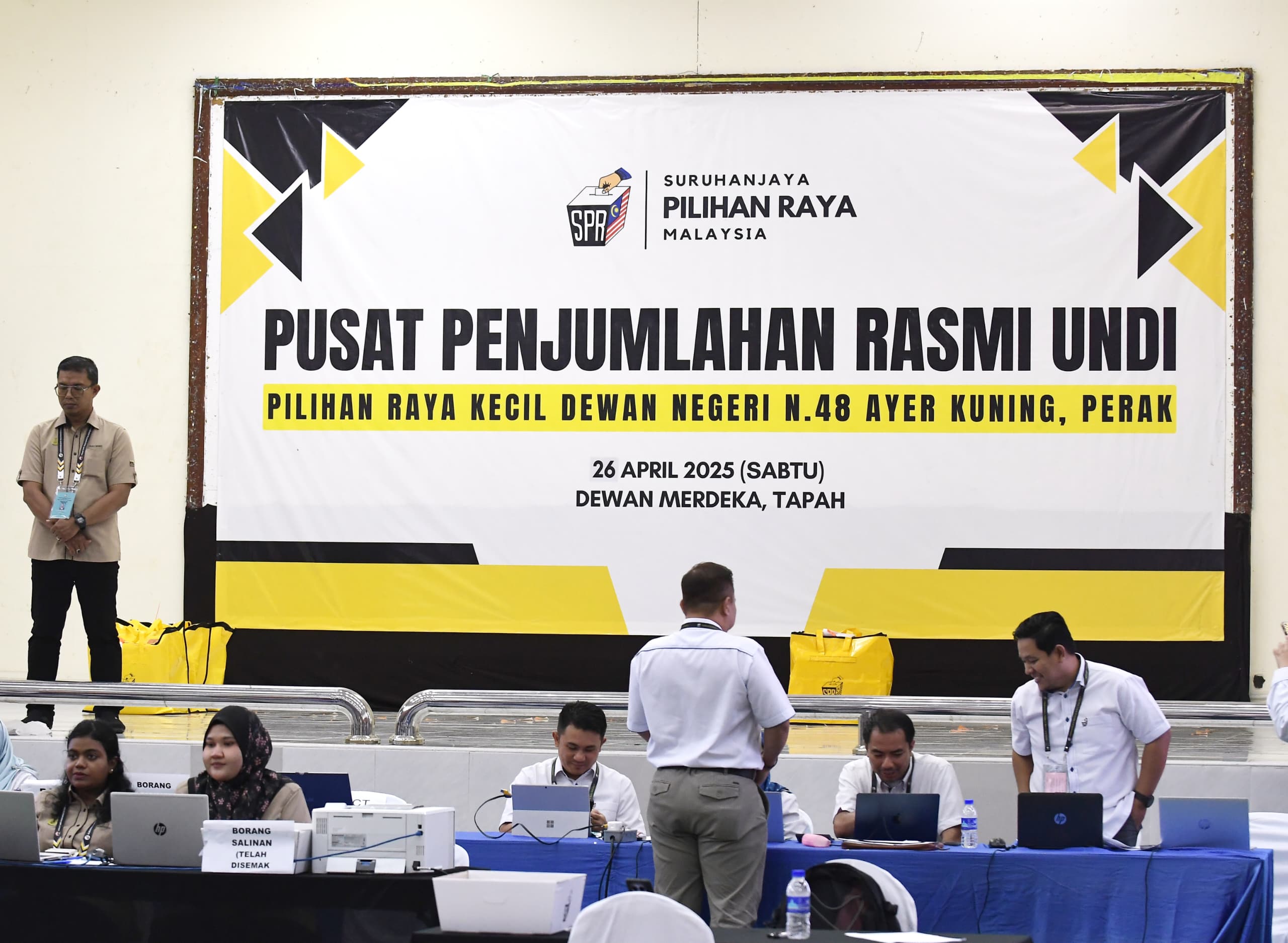 Peti pengundian awal tiba di pusat penjumlahan undi