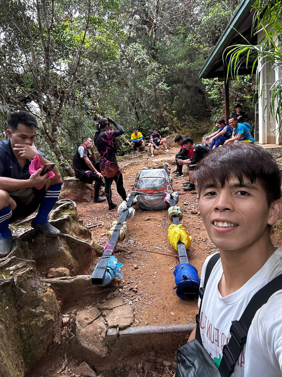 Pikul dua tong petrol seberat 25 liter