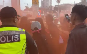 Police to probe scuffle between cop, protester at anti-graft rally