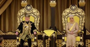 Queen calls for unity, pays tribute to four who cared for her family