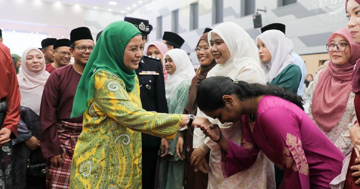 Queen graces high tea event with UTM students