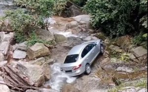 QuickCheck: Did a car fall into a stream in Perak?