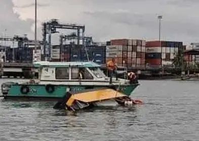 Search continues for missing couple after boat capsizes