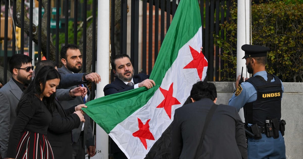 Syrian foreign minister raises new flag at UN headquarters