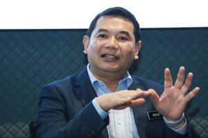 Tengku Maimun, Abang Iskandar wajar disambung perkhidmatan – Rafizi