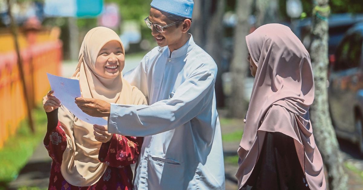 Terengganu SPM top scorer woke up at 3am to study​​​​​​​