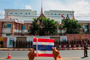 Thai army takes control of border checkpoints with Cambodia