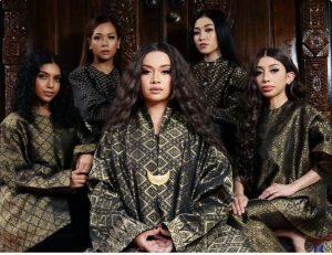 The ever-likeable Mimi Fly is soaring now as her phenomenal Raya hit 'Serumpun' goes past an incredible 10.6 million hits in YouTube
