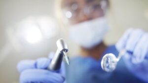 Tiga beranak menyamar doktor gigi, buat rawatan ikut tutorial internet