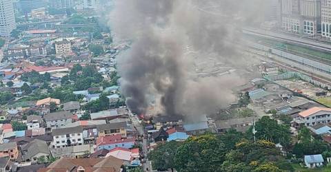 Tiga rumah musnah dalam kebakaran di Kampung Baru