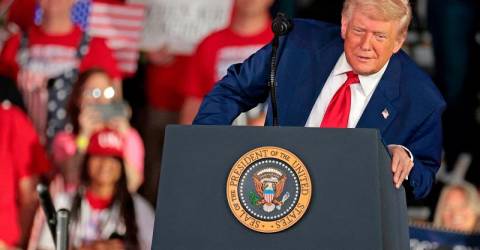 Trump celebrates tumultuous 100 days in office