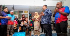 Wan Azizah brings comfort, relief to elderly in Bandar Tun Razak