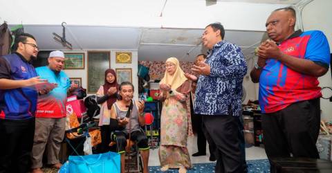 Wan Azizah brings comfort, relief to elderly in Bandar Tun Razak