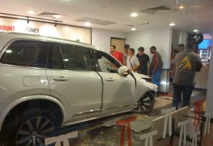 Wanita cedera SUV rempuh restoran makanan segera
