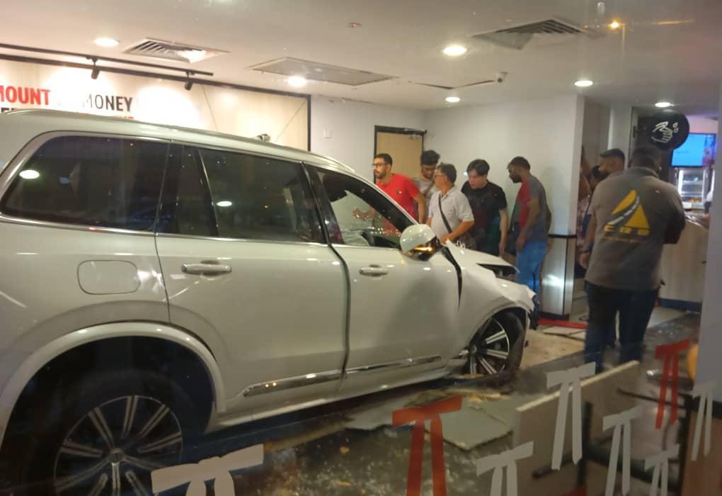 Wanita cedera SUV rempuh restoran makanan segera