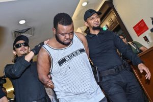 Warga Nigeria tidak mengaku gigit telinga polis hingga putus