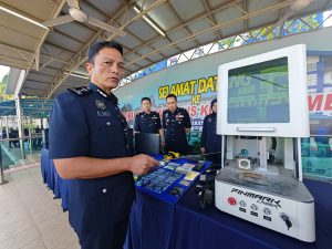 Warga Singapura dalang cetak kad debit palsu