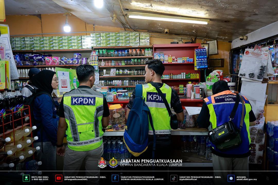 Warga asing ditahan, rokok seludup dirampas