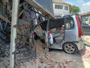 Warga emas nyaris maut kereta rempuh bangunan sedang diubah suai