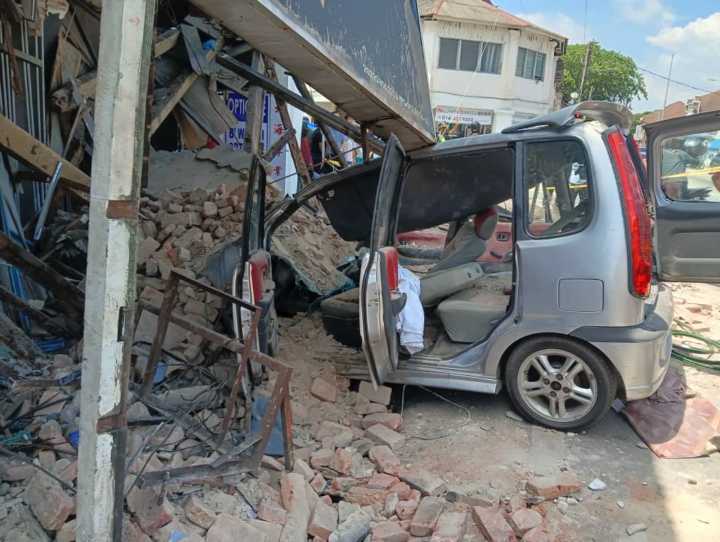 Warga emas nyaris maut kereta rempuh bangunan sedang diubah suai