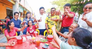 Yusri mulakan tugas tinjau projek baik pulih rumah warga emas