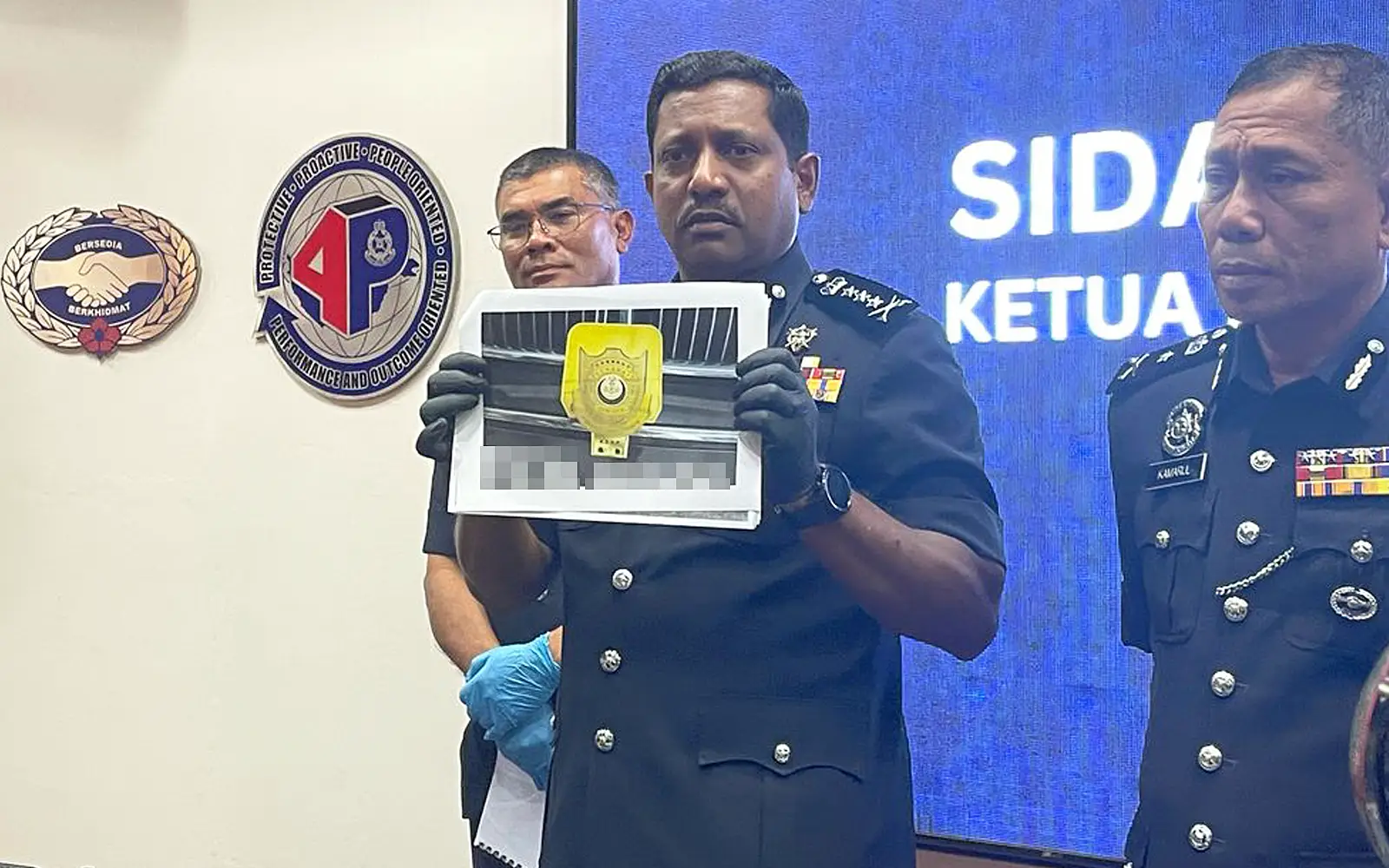 Cops detain senior citizen for having unlicensed firearms, using royal emblem