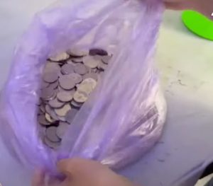 Majikan bayar gaji terakhir pekerja guna duit syiling