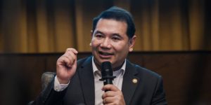 ‘Lebih baik pembangkang meningkatkan ekonomi negeri diperintah’