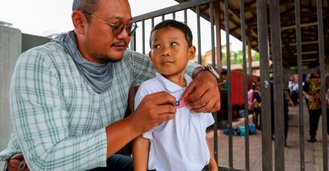 ‘Rethink use of pin-style Jalur Gemilang badges’